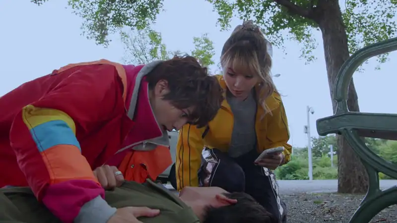Shoma and Sachika finding Hanto collapsed