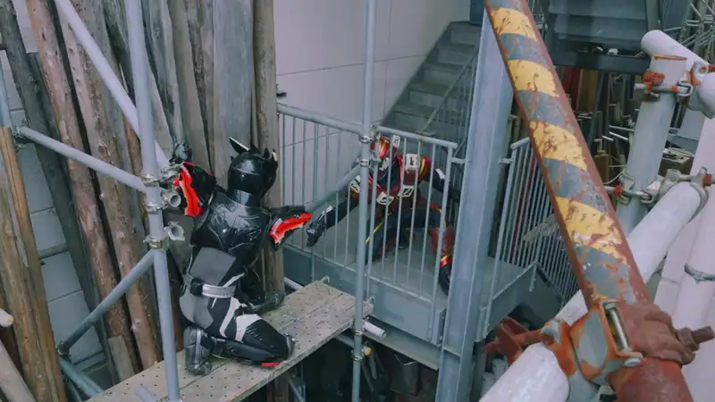 Kamen Rider Valen vs. Kamen Rider Bitter Gavv